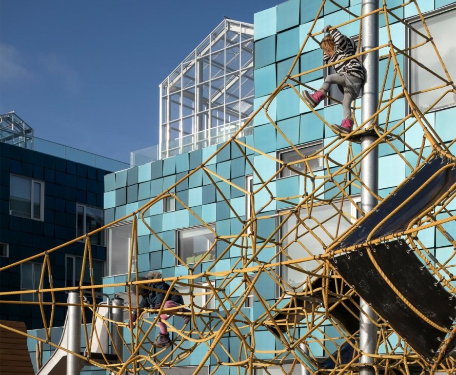 Kurang Keren Apa Coba Sekolah Ini Seluruh Dindingnya Ditutupi Panel Solar